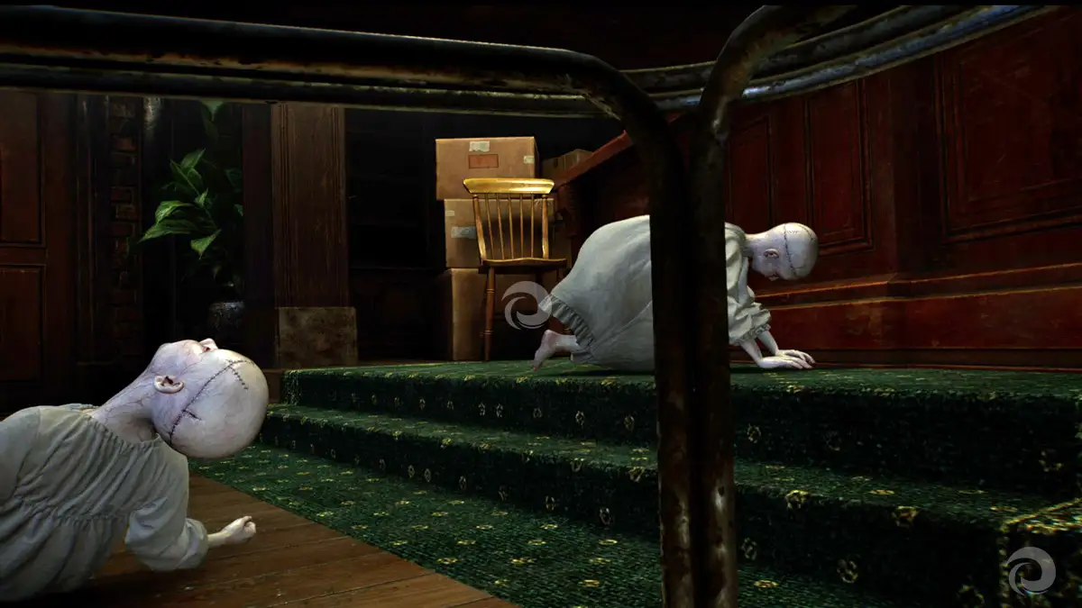 Escondite Orfanato Resident Evil Requiem (debajo de la mesa bajo las escaleras).
